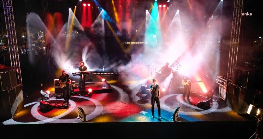 İzmit, Zafer Bayramını, Teoman’la Kutladı İzmit Belediyesi'nin 30 Ağustos Zafer Bayramı etkinlikleri kapsamında sahne alan