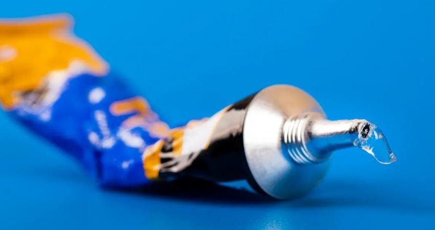 Japon Yapıştırıcısı Nedir; Japon Yapıştırıcısının Sırrı Ne? Ele Bulaşan Japon Yapıştırıcı Nasıl Çıkartılır? Hızlı ve güçlü yapıştırma özelliğine sahip olan Japon yapıştırıcısının sırrı