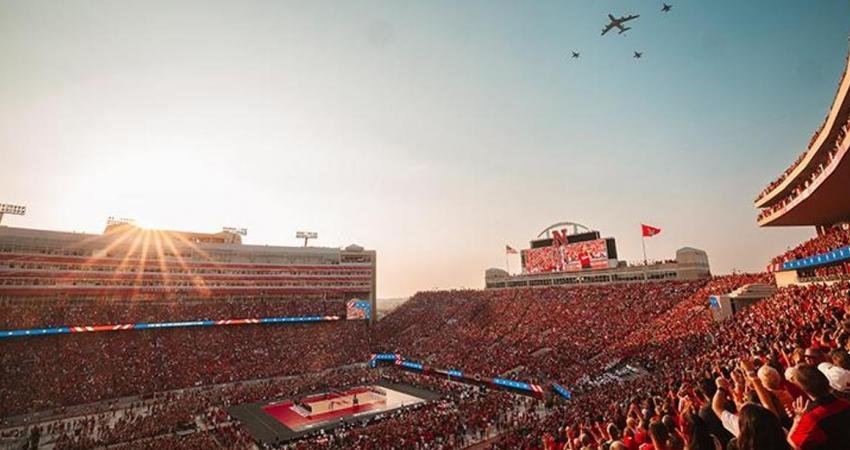 Amerika Kolej Kadın Voleybol Ligi'nde Nebraska Kadın Voleybol Takımı'nın Omaha'ya