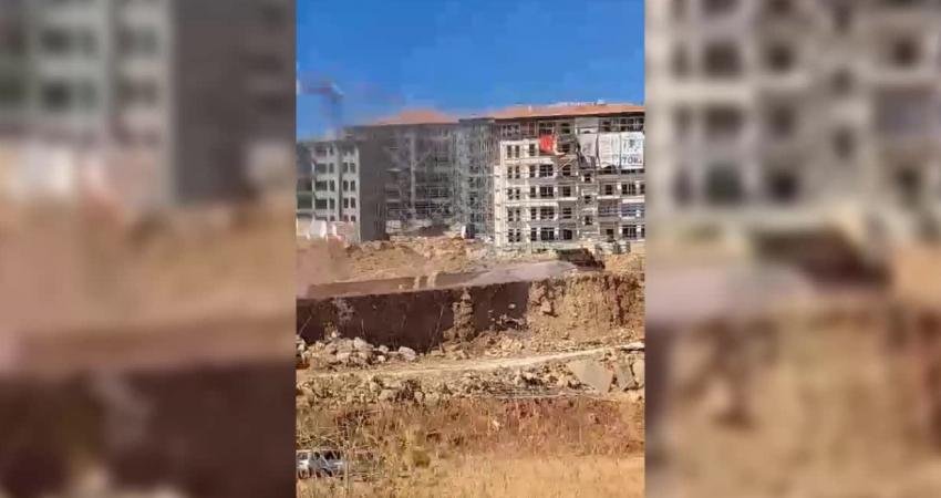 Kahramanmaraş'ın Türkoğlu ilçesinde TOKİ'nin yaptığı deprem konutu inşaatlarına asılan Türk