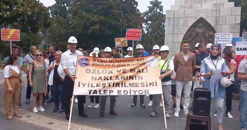 Kamu Mühendisleri Platformu, Samsun'da Onur Anıtı önünde yapılan açıklamada toplu