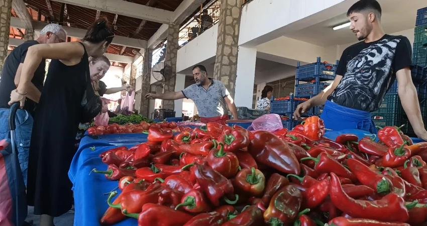 Karacasulu Pazar Esnafı: “Geçen Sene 200 Parça Mal Satıyorsak Bu Sene 100 Parça Satıyoruz” Aydın'ın Karacasu pazarında salçalık domates ve biber satan Gürcan Karahan,
