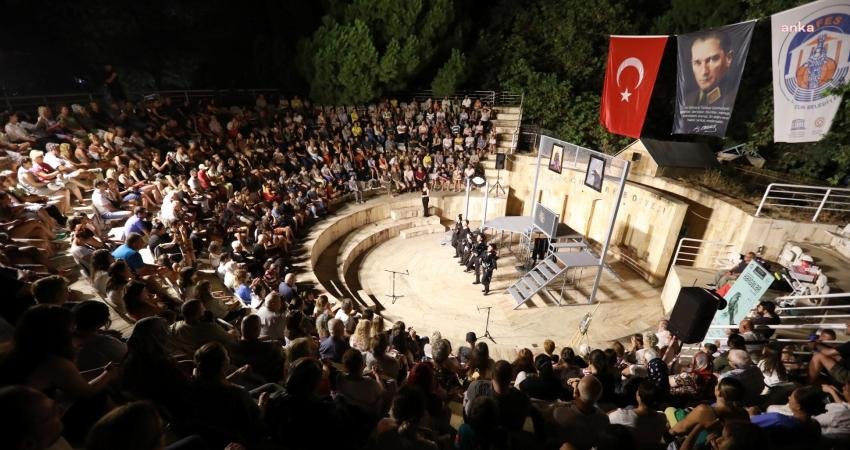 Efes Tiyatro Festivali’nin üçüncü gününde “Kargalar” adlı oyun tiyatroseverlerle buluştu. 