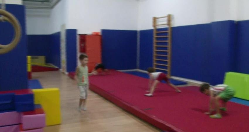 Karşıyaka Belediyesi'nin uzman eğitmenleri eşliğinde yürütülen kurslarda çocuklar erken yaşta