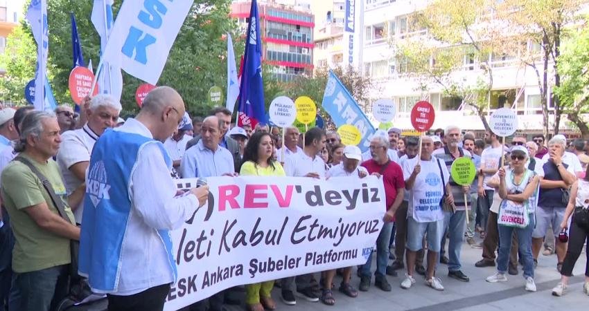 KESK, İktidarın Toplu Sözleşme İçin Zam Teklifine Karşı Ülke Genelinde İş Bıraktı: “Tüik’in Sanal Rakamlarına Dayalı Bu Teklif Bizim Açımızdan Yok Hükmündedir” Kamu Emekçileri Sendikaları Konfederasyonu (KESK), kamu toplu sözleşme görüşmelerinde iktidarın