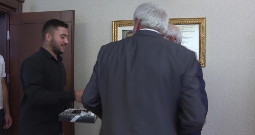 Kılıçdaroğlu, 2016’da IŞİD’in Şehit Ettiği Er Fethi Şahin’in Ailesi ile CHP Genel Merkezinde Bir Araya Geldi CHP Genel Başkanı Kemal Kılıçdaroğlu; IŞİD silahlı terör örgütünün 2016