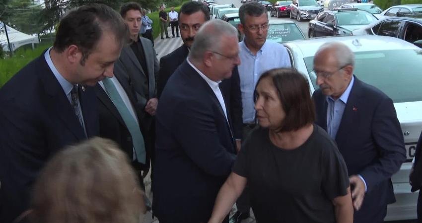 Kılıçdaroğlu, CHP Etimesgut İlçe Kongresinde Geçirdiği Kalp Krizi Sonucu Yaşamını Yitiren Faruk Özdemir’in Ailesine Taziye Ziyaretinde Bulundu CHP Genel Başkanı Kemal Kılıçdaroğlu, eşi Selvi Kılıçdaroğlu ile birlikte