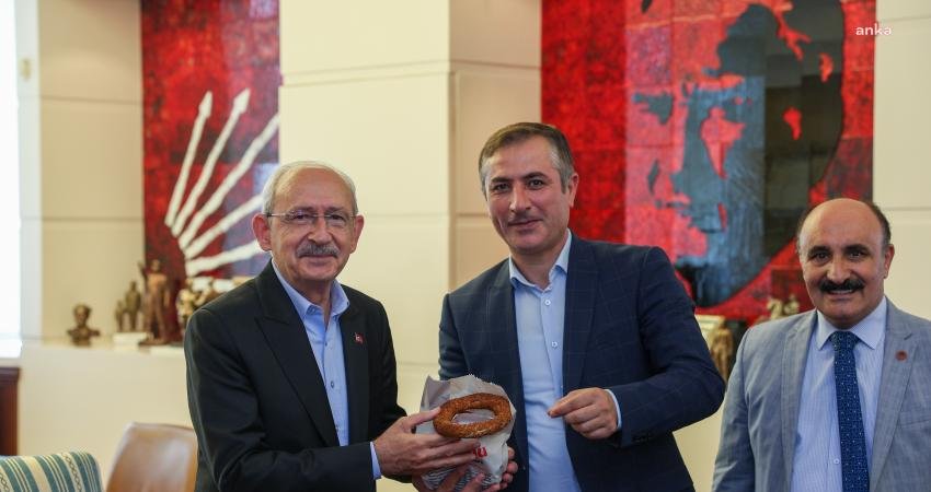 Kılıçdaroğlu, CHP Genel Merkezi’nde Esnaf Odalarının Temsilcileriyle Görüştü CHP Genel Başkanı Kemal Kılıçdaroğlu, Ankara Kahveciler Esnaf Odası Başkanı