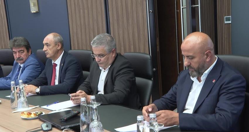 Kılıçdaroğlu, CHP İzmir İl Başkanı Aslanoğlu ve İlçe Başkanlarını Genel Merkez’de Kabul Etti CHP Genel Başkanı Kemal Kılıçdaroğlu, CHP İzmir İl Başkanı Şenol