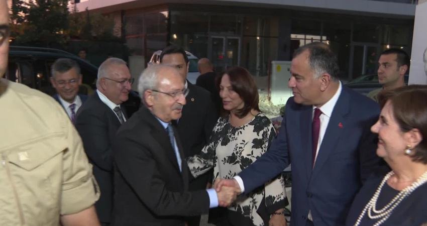 Kılıçdaroğlu, Hayatını Kaybeden Gazeteci İsmet Demirdöğen’in Oğlu Taylan Demirdöğen’in Nikah Törenine Katıldı CHP Genel Başkanı Kemal Kılıçdaroğlu, hayatını kaybeden gazeteci ve eski