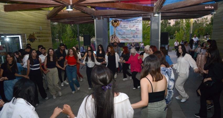 Kırşehir Belediye Başkanı Ekicioğlu: “Ülkemizin Kaynakları Gençlerimize Feda Olsun. Gençlerimizin Başarılarıyla Gurur Duyuyoruz” Kırşehir Belediye Başkanı Selahattin Ekicioğlu, YKS sonuçlarına göre üniversitelere yerleşen