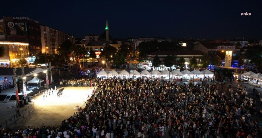 Kırşehir Belediyesi’nin 2. Geleneksel Gurbetçi Şenliği’nin ikinci gününde Abdallar Müzik