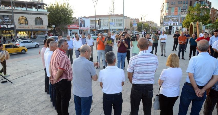 Kırşehir Cacabey Meydanı’nda Deprem Anıtı Önünde Anma Programı Düzenlendi Kırşehir Belediyesi tarafından Cacabey Meydanı'na yerleştirilen Deprem Anıtı önünde anma