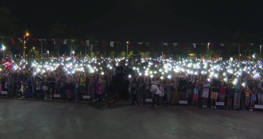 Konyaaltı Belediyesi’nin 30 Ağustos Zafer Bayramı dolayısıyla düzenlediği konserde sahne