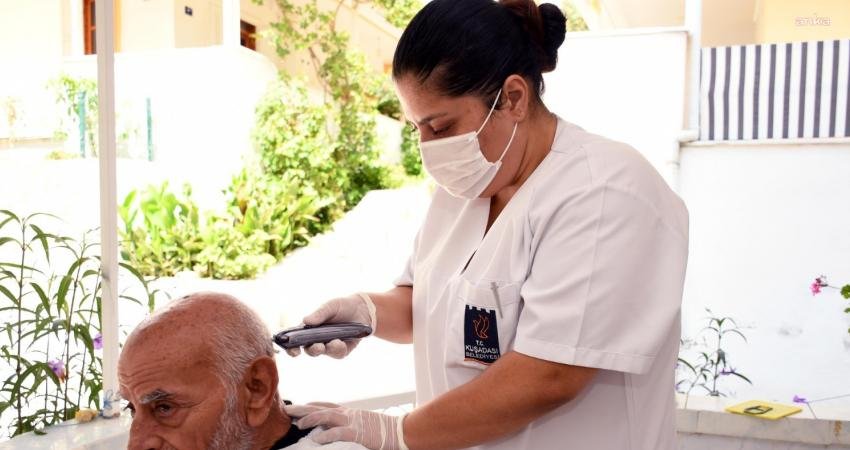 Kuşadası Belediyesi tarafından kurulan Evde Bakım Birimi, yaşlı ve engelli