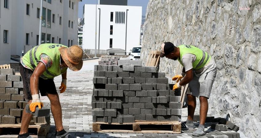 Kuşadası Belediyesi Fen İşleri Müdürlüğü’ne bağlı ekipler tarafından kent genelinde