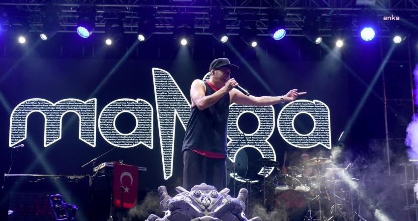 Kuşadası’nda 30 Ağustos Zafer Bayramı coşkusu, İsmail Cem Barış ve Dostluk Meydanı’nda