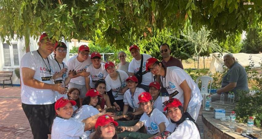 LÖSEV Çiftliği Kampına Katılan Öğrenciler Seferihisar Belediyesi Tohum Merkezi’ni Ziyaret Etti Seferihisar’da bulunan Lösev çiftliği kampına katılan öğrenciler, Seferihisar Belediyesi Can