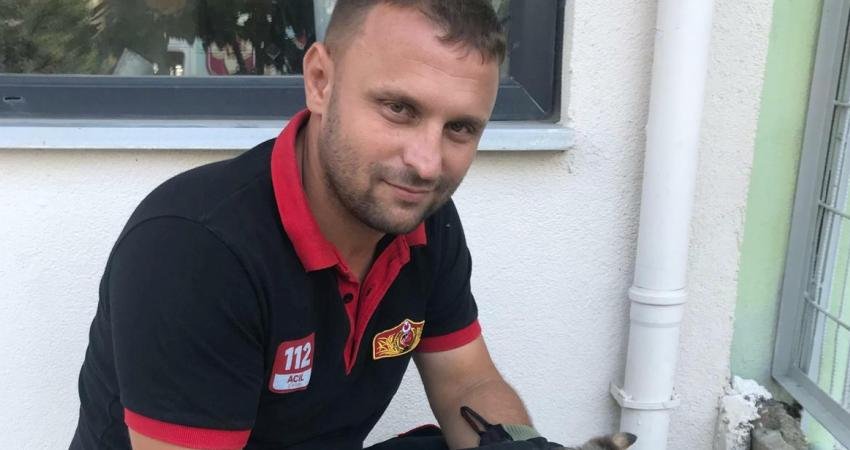 Lüleburgaz’da bir apartmanda duvar arasına sıkışan ve vatandaşların çıkaramadığı yavru