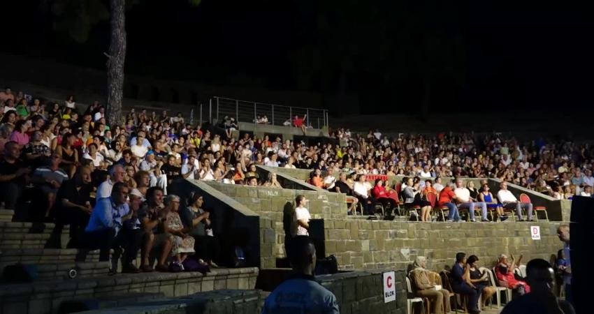 Marmaris Amfi Tiyatro’da 25 özel çocuğun sahne aldığı konserde 1970’ler