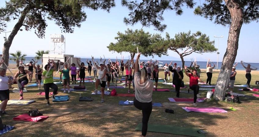 Menderes Belediyesi tarafından düzenlenen pilates kurslarına kadınlar yoğun ilgi gösteriyor.