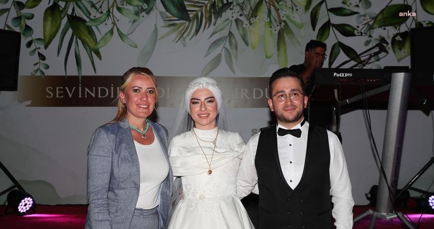 Merkezefendi Belediye Başkanı Doğan, Dünya Evine Giren Genç Çifti Yalnız Bırakmadı Merkezefendi Belediyesi’nin Sevindik Vadi Park’a kazandırdığı Kır Düğün Salonu’nda ilk
