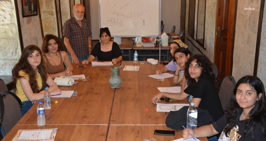 Mersin Büyükşehir Belediyesi’nden ‘Akrilik Peyzaj Resim Atölyesi’ Çalışması Mersin Büyükşehir Belediyesi Kültür ve Sosyal İşler Daire Başkanlığı bünyesindeki