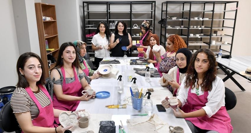 Mersin Büyükşehir Belediyesi’nin Seramik Kursu’na Yoğun İlgi Mersin Büyükşehir Belediyesi Sosyal Hizmetler Dairesi Başkanlığı Eğitim Hizmetleri Şube