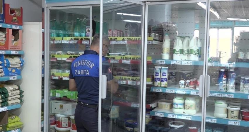 Mersin Yenişehir Belediyesi Zabıta Müdürlüğü ekipleri, bir zincir markette yaptığı