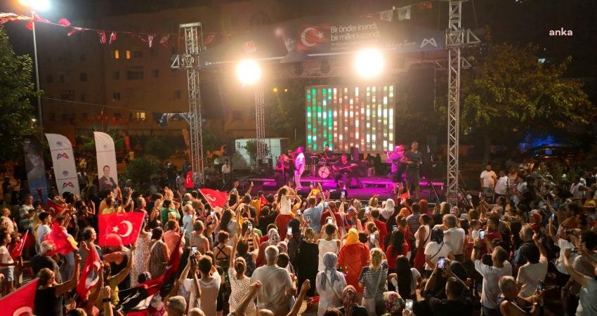 Mersin’de Zafer Haftası Etkinlikleri Kortej ve Konserlerle Başladı Mersin Büyükşehir Belediyesi, her yıl düzenlediği ‘Zafer Haftası’ etkinliklerine başladı. 30 Ağustos