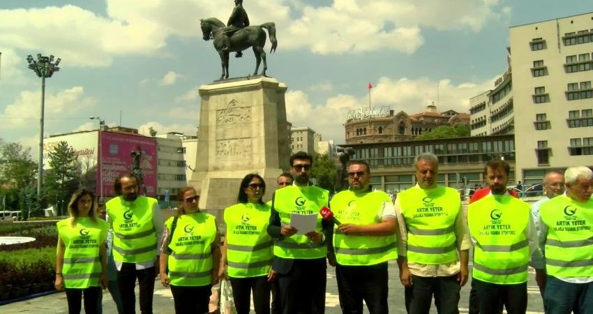 Milli Yol Partisi üyeleri bugün Ankara Ulus'ta zamlara ve hayat