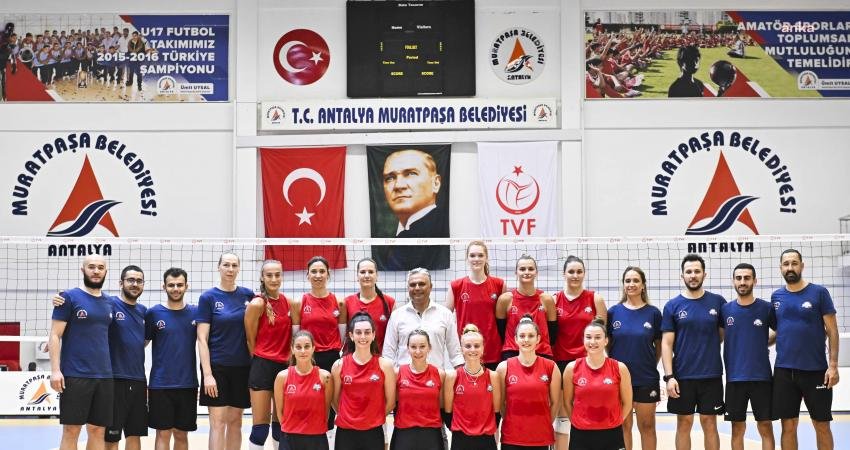 Muratpaşa Belediyesi Sigorta Shop’un kadın voleybol takımını antreman sırasında ziyaret