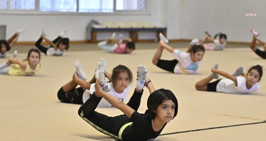 Muratpaşa Belediyesi’nin Cimnastik Programında Çocukların Becerileri Artıyor Muratpaşa Belediyesi’nin çocukları bilgisayar başından kaldırıp cep telefonlarını bir kenara