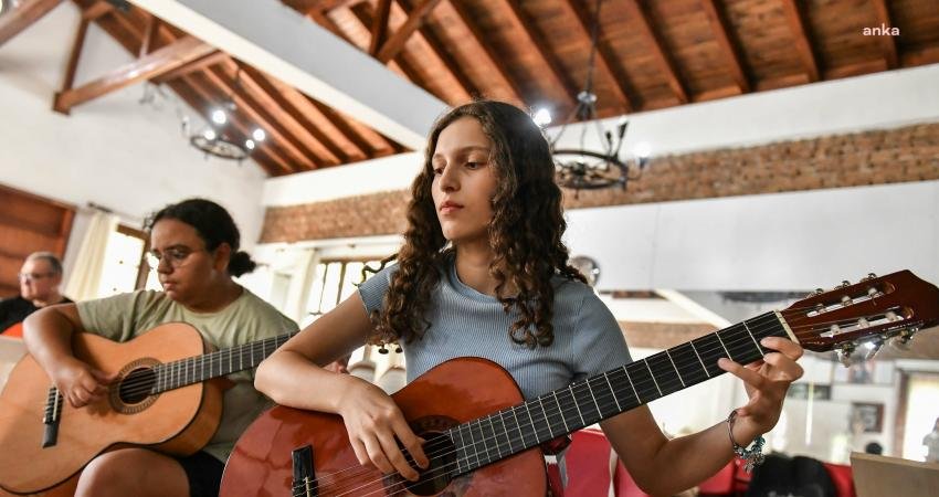 Muratpaşa Belediyesi’nin çocukları yaz tatilinde müzik, tiyatro, resim ve seramik