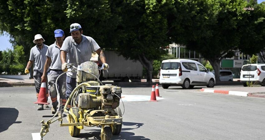 Muratpaşa Belediyesi, yaya ve sürücülerin güvenliğini sağlamak için cadde ve