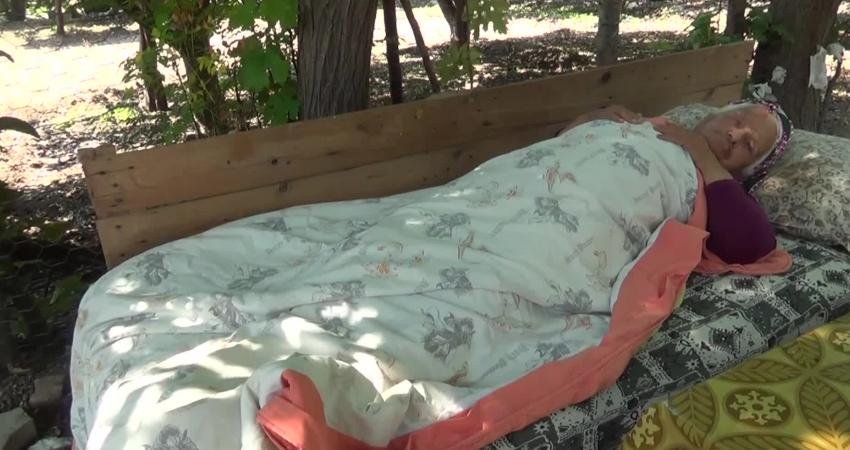 Osmaniye’nin Sumbas ilçesinde 80 yaşındaki hasta annesine bakan 57 yaşındaki