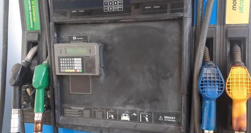 Osmaniyeli Emekli Vatandaştan Motorine Gelen Zamma Tepki: “Her Gün Zam Oluyor, Bu Nedir? Terk Edip Gideceğiz Bu Memleketi” Osmaniye'nin Kadirli ilçesinde motorine gelen 1 lira 80 kuruşluk zamma