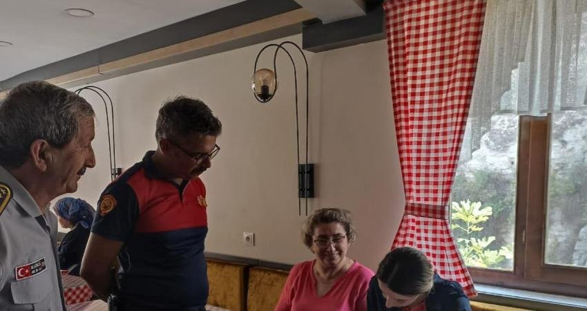 Safranbolu İtfaiyesi’nden Tarihi Çarşıda Denetim Safranbolu Belediyesi İtfaiye Müdürlüğü ekipleri tarihi çarşıda denetim yaptı. Olası