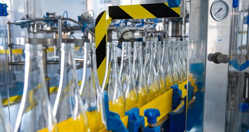 Şaşal Su Fabrikası’nda Deneme Dolumu Başladı İzmir Büyükşehir Belediyesi şirketlerinden İzDoğa’nın kurduğu Şaşal Su Fabrikası’nın açılışı