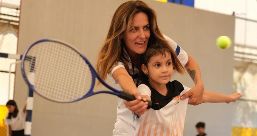 Seferihisar Belediyesi’nin Yaz Spor Okullarına Yoğun İlgi Seferihisar Belediyesi’nin ücretsiz yaz spor okulu kursları ilgi görüyor. Seferihisar’da