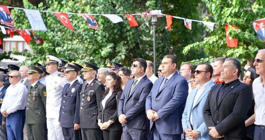 Seferihisar’da 30 Ağustos Kutlamaları Çelenk Koyma Töreni ile Başladı 30 Ağustos Zafer Bayramı’nın 101. yıl kutlamaları Seferihisar’da, Atatürk Anıtı’na