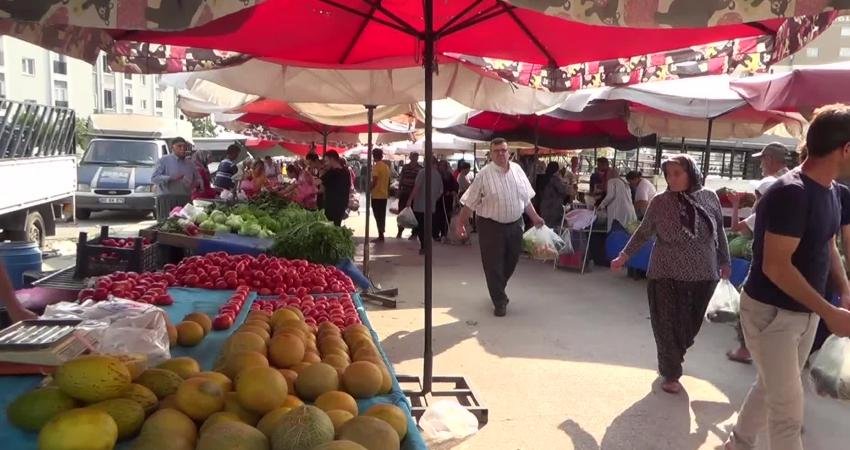 Osmaniye’nin Kadirli ilçesinde pazar alışverişine gelen vatandaşlar pahalılıktan yakındı. Emekli