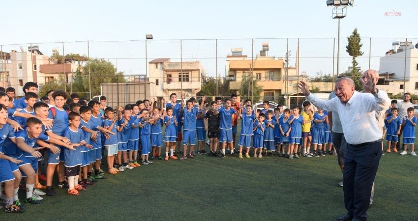 Seyhan Belediye Başkanı Akay, Geleceğin Futbolcu Adaylarıyla Bir Araya Geldi Seyhan Belediye Başkanı Akif Kemal Akay, spor okullarında futbol eğitimi