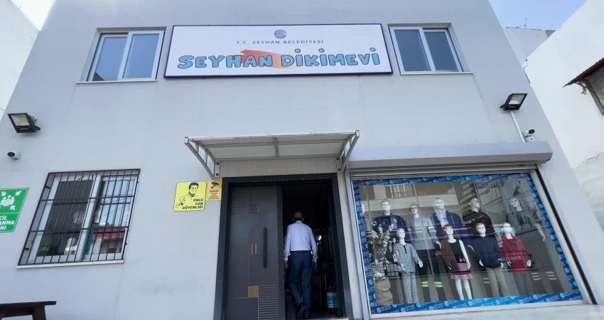 Seyhan Belediyesi öncülüğünde belediye işçilerinin kıyafetlerini dikmek üzere yaşama geçirilen