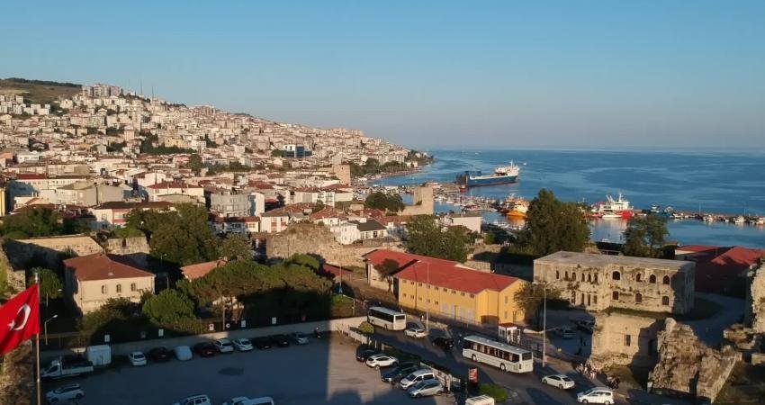 Sinoplu Emekli Vatandaş: “Geçinemiyoruz, Paramız Yetmiyor. Ek İş Olarak Bu Yaşta Çay Bahçelerinde Çalışmaya Devam Ediyorum” Sinop’ta yaşayan emekli vatandaşlar, maaşlarının yetersiz olduğunu ifade ederek, hayat