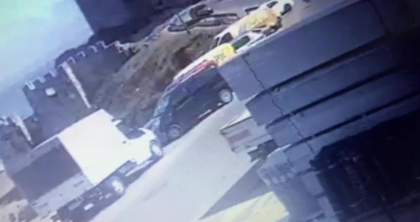 Sinop’ta Park Edildikten Sonra El Freni Çekilmeyen Araç Sahil Yoluna Düştü Sinop’ta denize girmek için Kumkapı sahiline giden bir sürücü, aracını