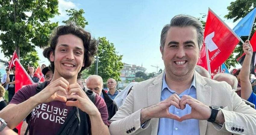 Seçim kampanyası döneminde İstanbul'un Üsküdar İlçesinde, dönemin İçişleri Bakanı Süleyman