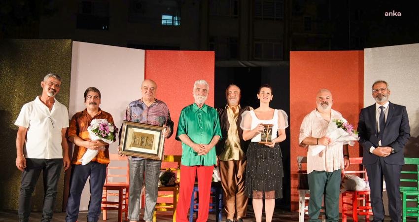 Tarsuslulardan “Yıldızlar Altında Yaz Eğlencesi” Oyununa Yoğun İlgi Tarsus Belediyesi'nin kent hayatını renklendirmek ve vatandaşları sosyalleştirmek amacıyla hayata