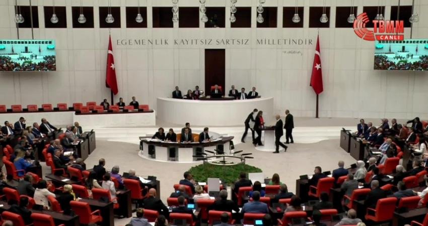 CHP Grup Başkanvekili Burcu Köksal, CHP’nin çağrısı üzerine Akbelen’deki ağaç