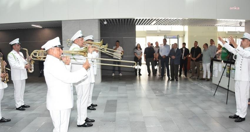 Tekirdağ Büyükşehir Belediyesi Bandosu, Büyükşehir Belediyesi Hizmet Binası'nda, belediye çalışanlarına